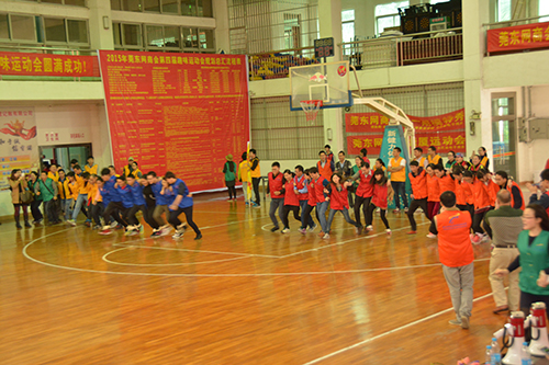 八（bā）人九（jiǔ）足