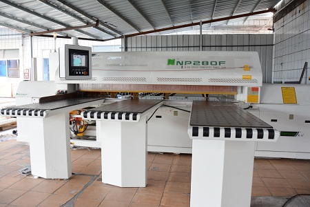 大型開（kāi）料機（jī）