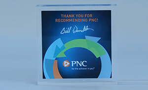 美國PNC集團定製星空无限传媒官网熱壓(yā)紙鎮 美國PNC集團定製亞(yà)克力熱壓紙鎮