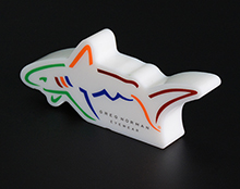 亞（yà）克力logo牌