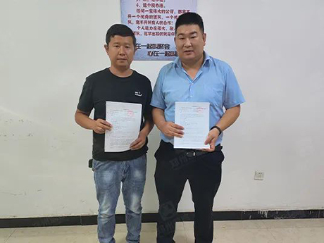 鄭州国产麻豆午夜三级精品與新疆客戶簽訂輪胎式建築垃圾破碎（suì）篩分一體車
